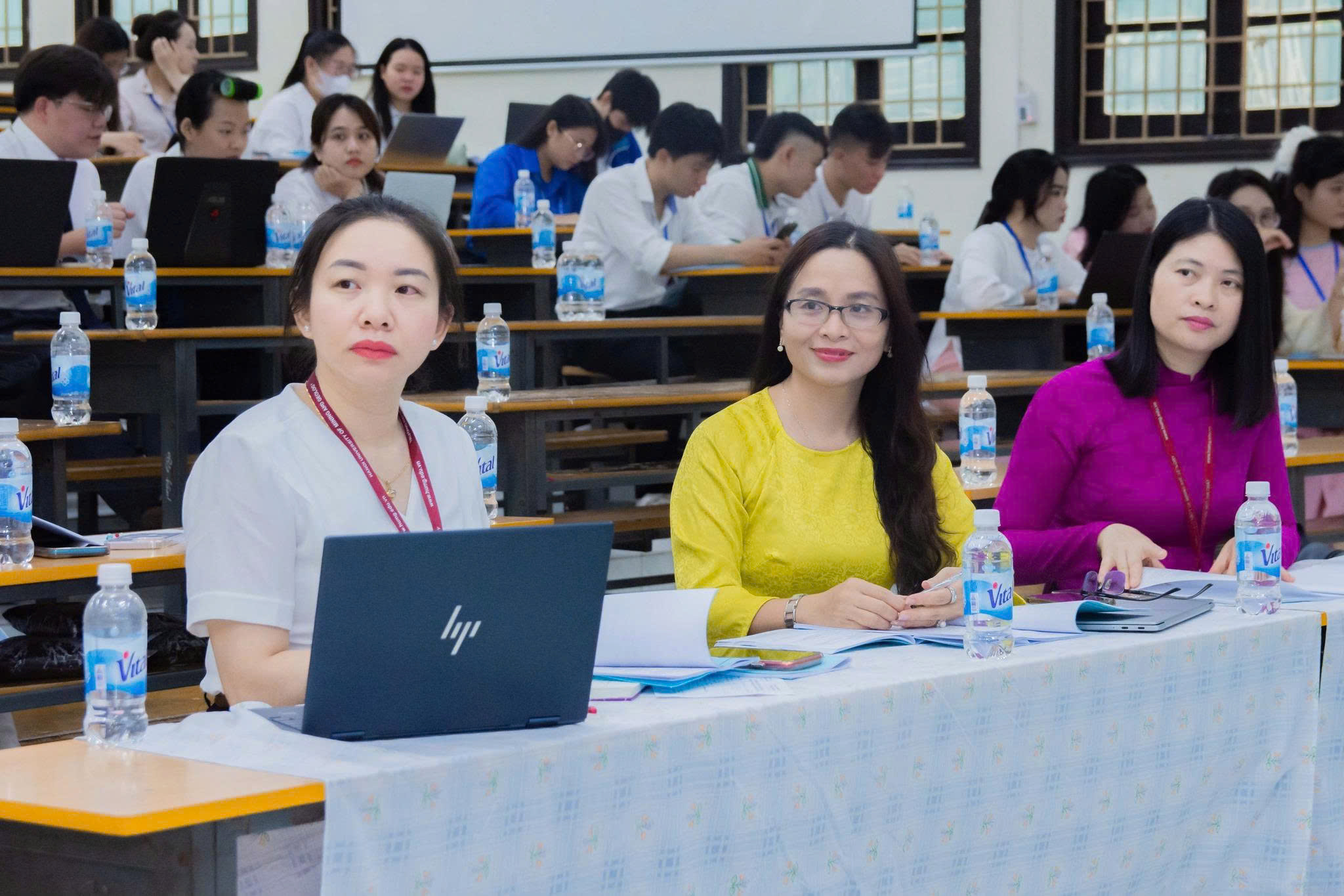 THẦY VÀ TRÒ KHOA KINH TẾ- QUẢN TRỊ KINH DOANH THAM GIA HỘI NGHỊ KHOA HỌC SINH VIÊN CỦA TRƯỜNG ĐẠI HỌC MỎ- ĐỊA CHẤT NĂM 2025